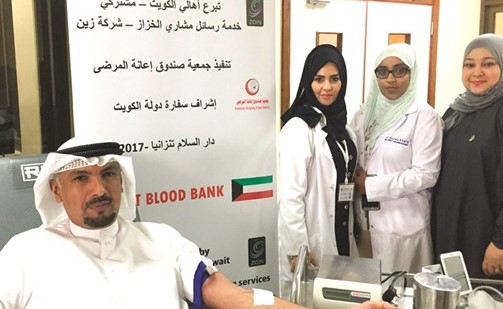 سفيرنا في تنزانيا جاسم الناجم يتبرع بالدم ﻿