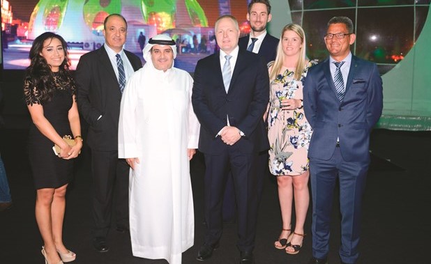 خالد فيصل المطوع وفرريدريك كرون يتوسطان فريق عمل يوسك﻿