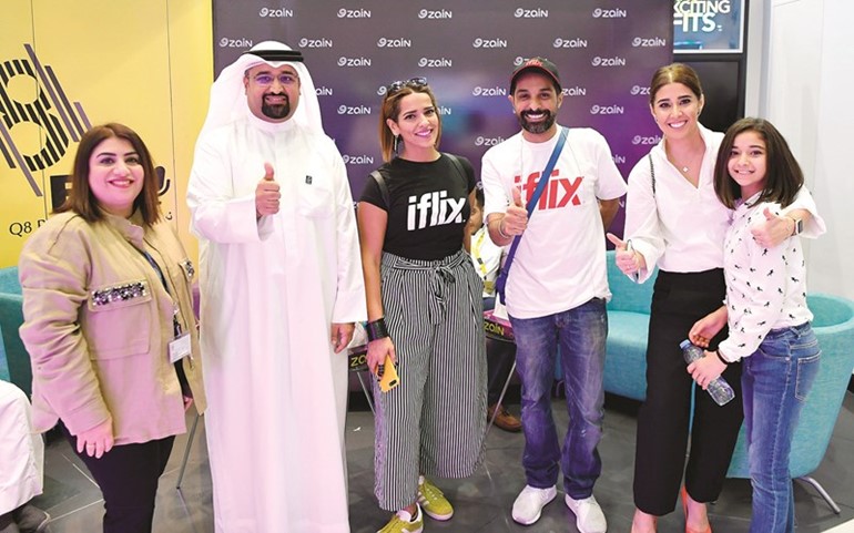 نجلاء العيسى والنجم يعقوب العبدالله وهند الناهض وحمد المطر خلال تواجدهم في جناح زين(شانافاس قاسم)﻿
