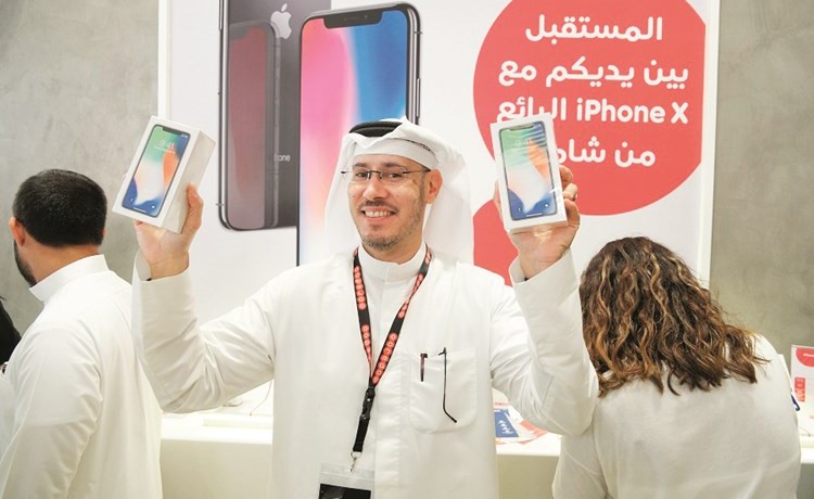 مجبل الأيوب حاملا أجهزة آيفون X﻿