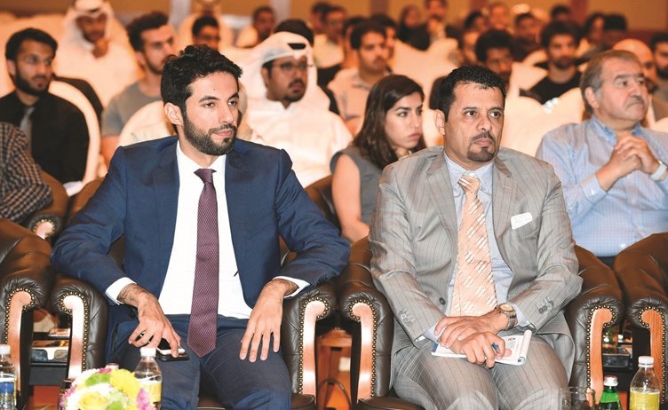 د. محمد الهاجري في مقدمة الحضور ﻿