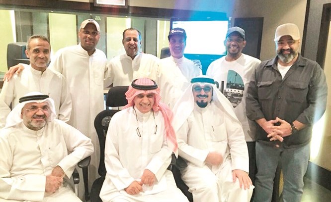 جابر نصار مع الفريق العامل في البرنامج والمحللين﻿