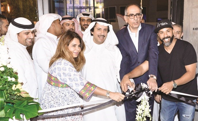 السفير الشيخ عزام الصباح مشاركا في افتتاح المشروع الشبابي دوز كافيه﻿