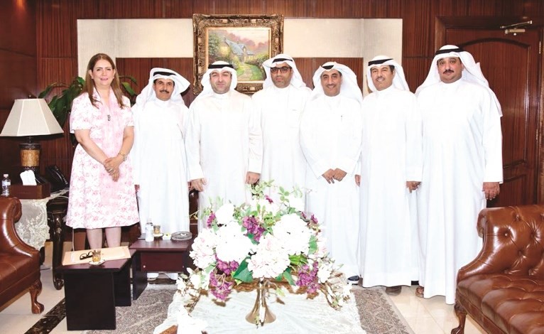 الوزير ياسر أبل وبثينة السبيعي ورئيس النقابة عيد العازمي خلال اللقاء﻿