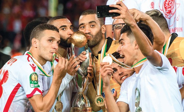 فرحة لاعبي الوداد بالكأس الغالية للمرة الثانية       (ا.ف.پ)