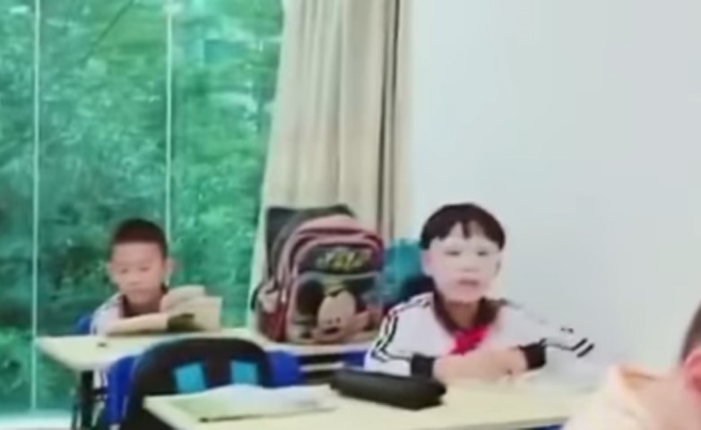 بالفيديو.. طفل يضع قناعا للوجه في المدرسة يشعل مواقع التواصل