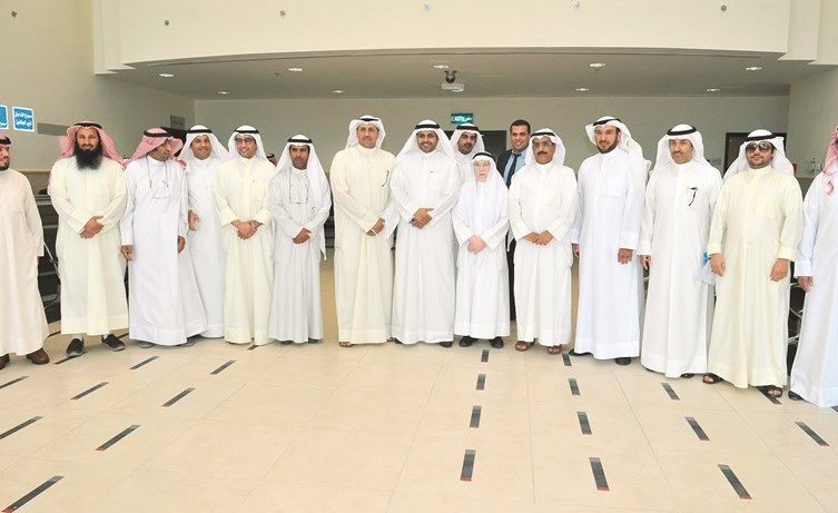 الوزير الجبري مع عدد من أعضاء الإدارة القانونية ومسؤولي البلدية﻿