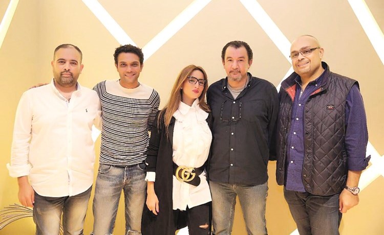 آسر وزينة والتجهيز لمسلسلهما الجديد﻿