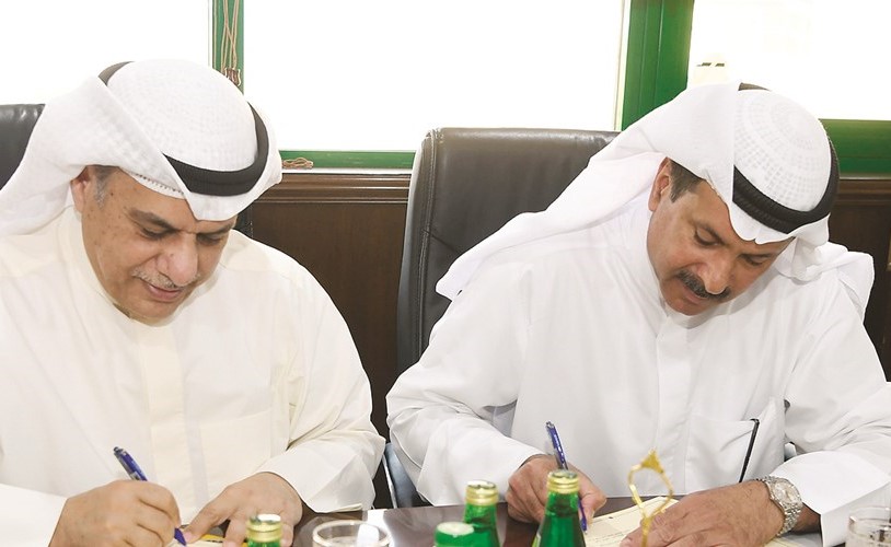 الماجد والأثري يوقعان الاتفاقية﻿