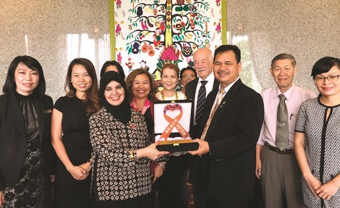 د.سميرة السعد تسلم درعا تكريمية خلال مشاركتها﻿