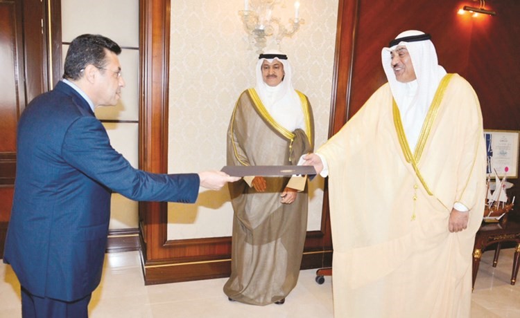 النائب الأول لرئيـس مجلس الوزراء ووزير الخارجيـة الشيخ صبـاح الخالـد يتسلـم نسخـة من أوراق اعتماد سفير مصر طارق القوني﻿