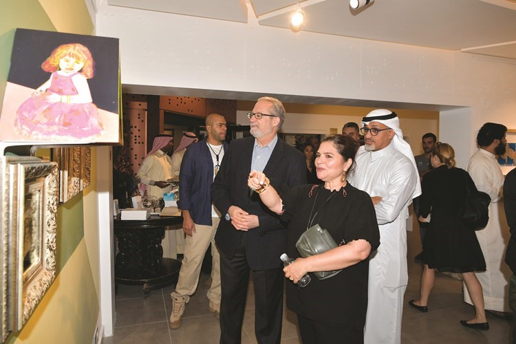 الفنانة أميرة بهبهاني تتحدث عن لوحاتها للسفير الأميركي﻿