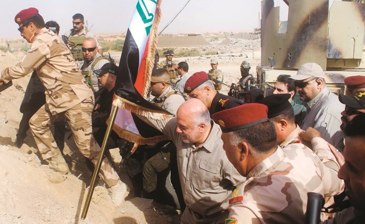 رئيس الوزراء العراقي يرفع العلم في قضاء القائم امس -(أ.ف.پ)﻿