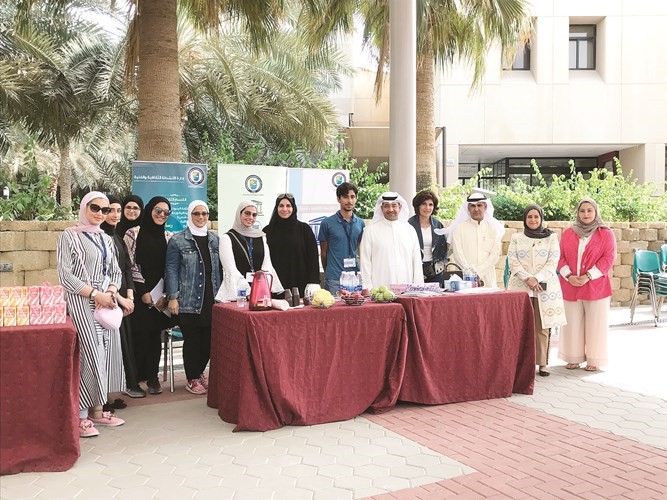 لقطة جماعية للمشاركين في المعرض﻿