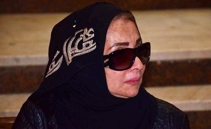 بالصور.. شهيرة تتلقي عزاء شقيقها في غياب محمود ياسين