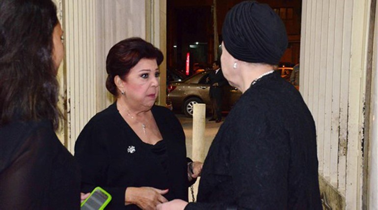 بالصور.. شهيرة تتلقي عزاء شقيقها في غياب محمود ياسين