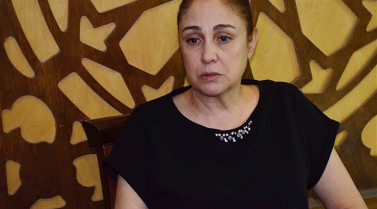بالصور.. شهيرة تتلقي عزاء شقيقها في غياب محمود ياسين