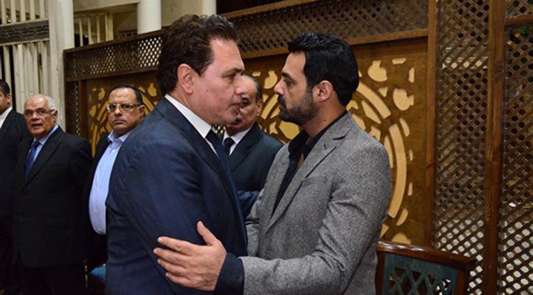 بالصور.. شهيرة تتلقي عزاء شقيقها في غياب محمود ياسين