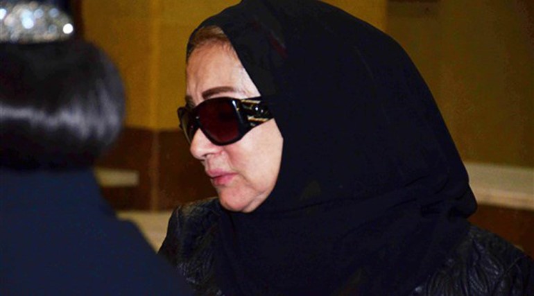 بالصور.. شهيرة تتلقي عزاء شقيقها في غياب محمود ياسين