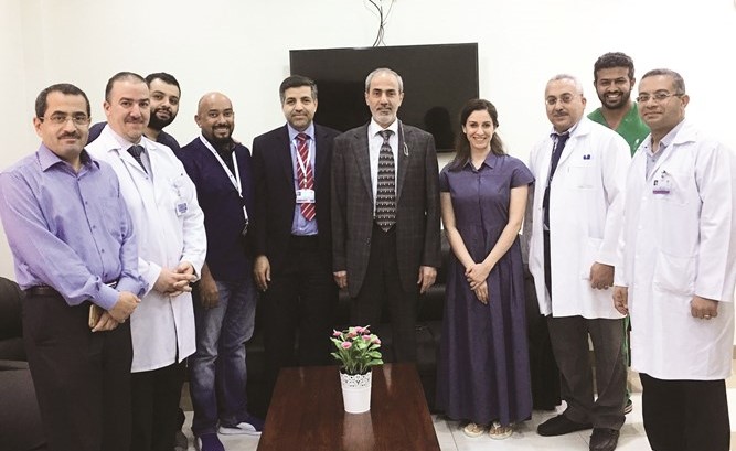 د. مرزوق البدر يتوسط فريق العمل بوحدة الأوعية الدموية بمستشفى مبارك﻿