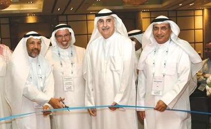 نزار العدساني ومحمد غازي المطيري خلال قص شريط افتتاح المؤتمر﻿
