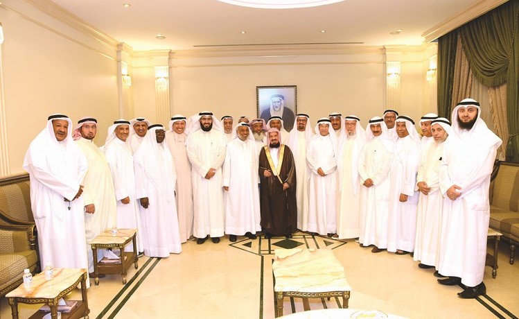 عضو هيئة كبار العلماء في المملكة العربية السعودية الشيخ د.عبدالله المنيع في صورة تذكارية مع ضيوف ديوان الزايد﻿