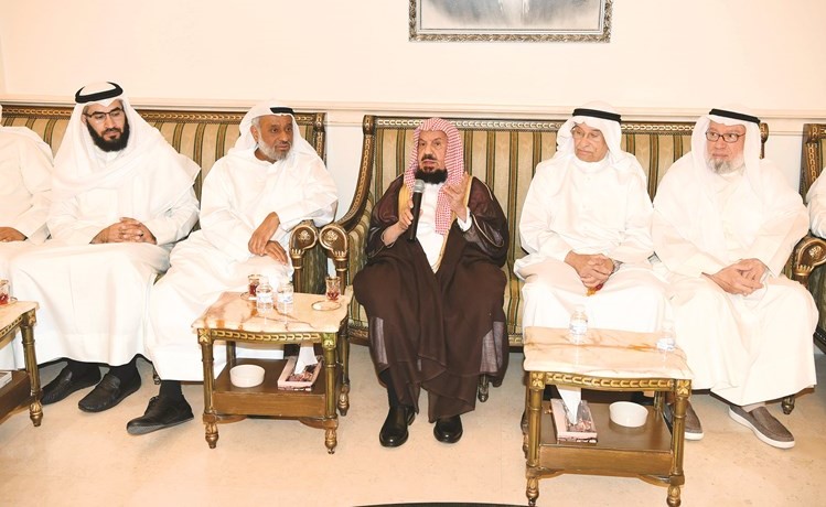 الشيخ د.عبدالله المنيع متحدثا خلال اللقاء بحضور أحمد باقر وسعود الزايد وعدد من ضيوف ديوان الزايد(أحمد علي)﻿