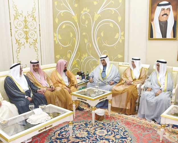 سمو الشيخ ناصر المحمد متحدثا مع د.عبدالله المنيع بحضور الشيخ علي الجراح ود.إسماعيل الشطي وفيصل الحجي ود.فهد المعجل ﻿