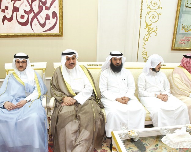 الشيخ حمد جابر العلي وعدد من الحضور﻿