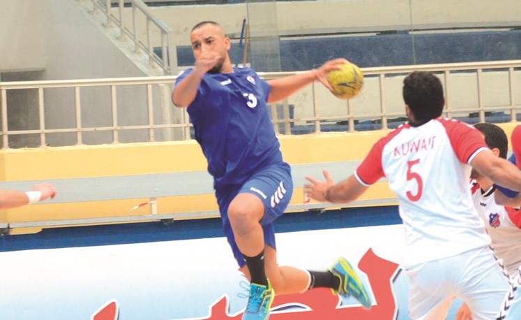 مبارك الزيد يصوب على مرمى الكويت﻿
