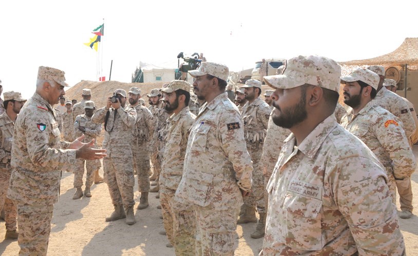 الفريق الركن محمد الخضر متحدثا الى الضباط والافراد ﻿