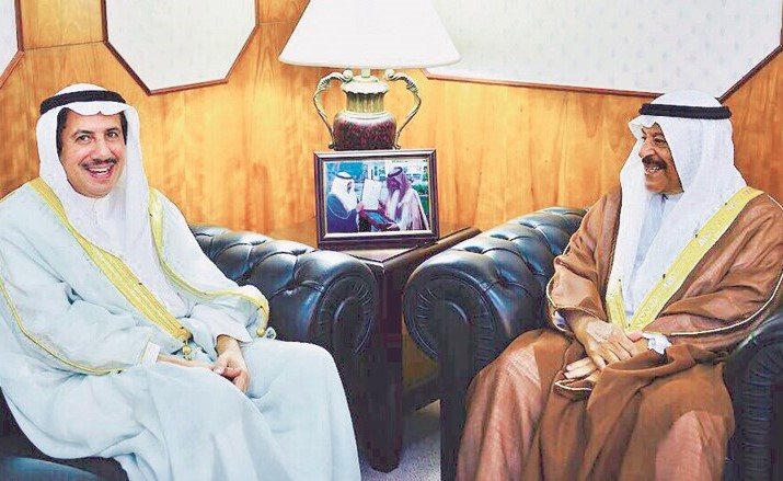  رئيس مجلس الشورى البحريني مستقبلا السفير الشيخ عزام الصباح﻿