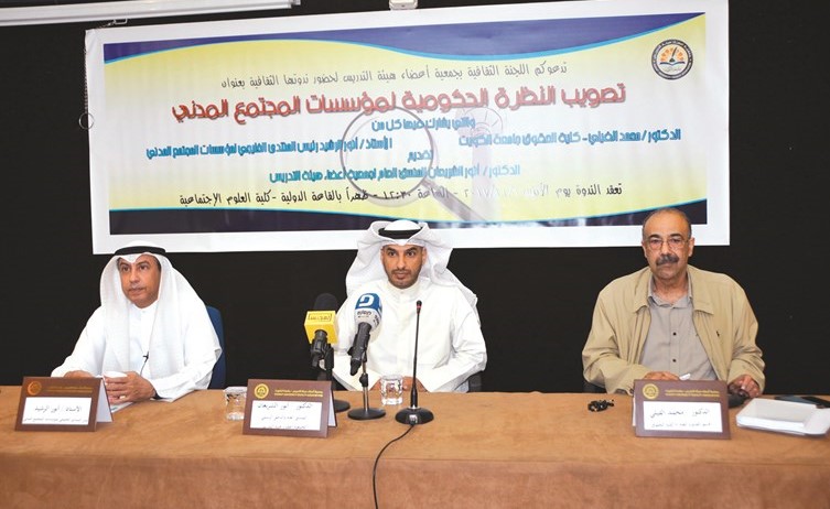 د. محمد الفيلي ود. أنور الشريعان ود. أنور الرشيد خلال الندوة	(عادل سلامة)﻿