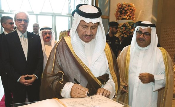 سمو الشيخ جابر المبارك يدون كلمة تذكارية في كتاب كبار الزوار بالفندق الجديد﻿