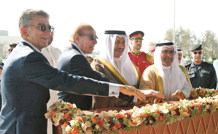 سمو الشيخ جابر المبارك ومحمد عبدالعزيز الشايع وإيزادور شارب وجيه آلان سميث لحظة اطلاق اشارة افتتاح الفندق﻿