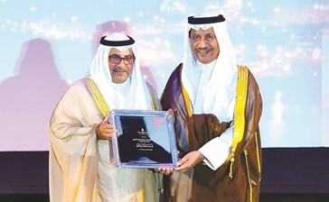 محمد عبدالعزيز الشايع يهدي سمو الشيخ جابر المبارك هدية تذكارية ﻿