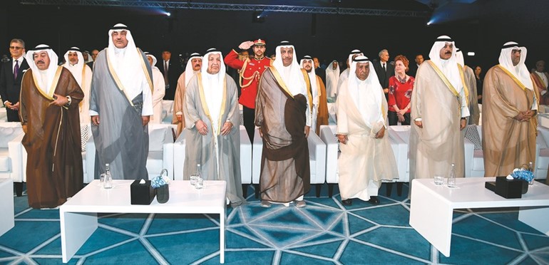 سمو رئيس مجلس الوزراء الشيخ جابر المبارك متوسطا علي الغانم وعبدالعزيز الشايع والشيخ صباح الخالد والشيخ محمد الخالد والشيخ د.سالم الجابر وخالد الروضان خلال حفل افتتاح فندق فورسيزونز الكويت برج الشايع ﻿