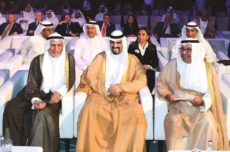 الشيخ د.مشعل الجابر متوسطا محمد عبدالعزيز الشايع وعبدالوهاب الوزان ويبدو عصام الصقر وشيخة البحر وصلاح الفليج﻿
