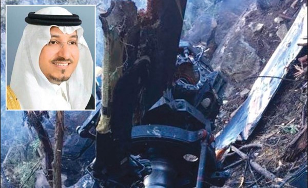 حطام المروحية وفي الإطار الأمير الراحل منصور بن مقرن (العربية.نت)