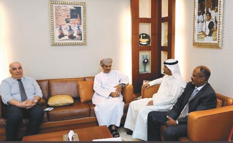 د.مرضي العنزي خلال اجتماعه مع وكيل وزارة التعليم العالي العماني د.عبدالله الصارمي﻿