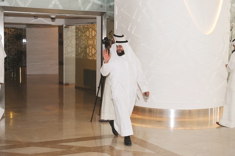  ﻿عبدالله فهاد يهم بدخول القاعة﻿