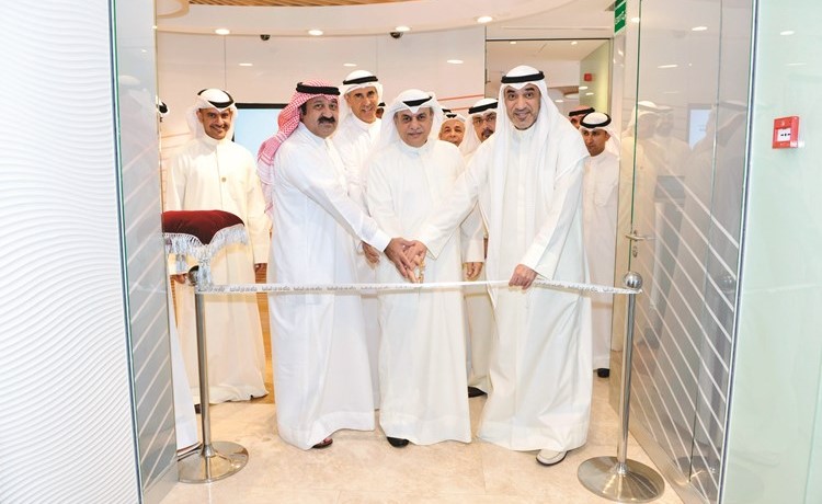 عادل الماجد خلال قص شريط افتتاح الفرع﻿