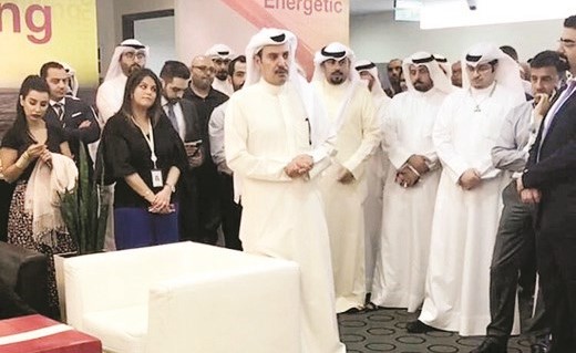  م. سلمان البدران مع موظفي VIVA خلال الحفل﻿