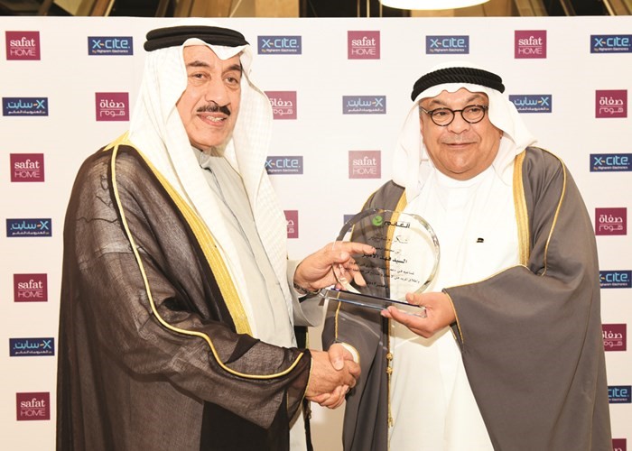 قتيبة الغانم مكرما الفريق فهد الأمير﻿