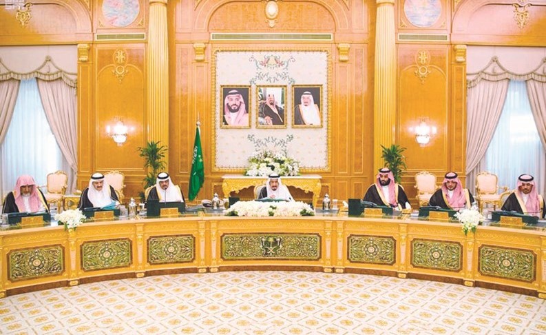 خادم الحرمين الشريفين الملك سلمان بن عبدالعزيز مترئسا جلسة مجلسة الوزراء السعودي أمس	(واس)﻿
