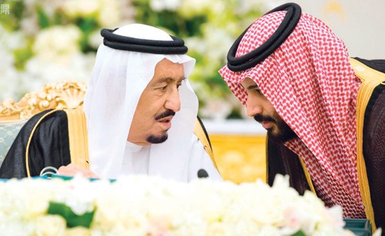 خادم الحرمين الشريفين الملك سلمان بن عبدالعزيز وصاحب السمو الملكي الأمير محمد بن سلمان بن عبدالعزيز ولي العهد نائب رئيس مجلس الوزراء وزير الدفاع السعودي خلال جلسة مجلس الوزراء امس 								                  (واس)