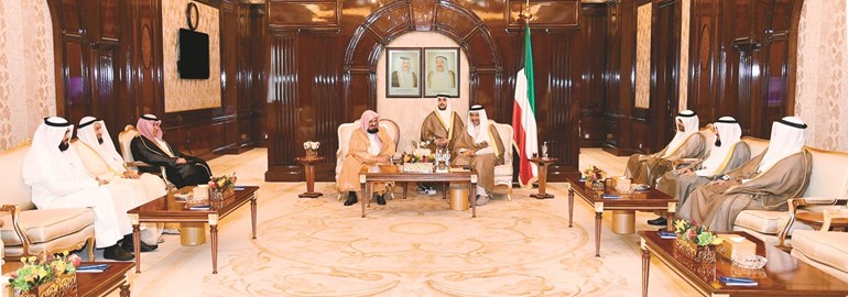 سمو الشيخ جابر المبارك مستقبلا محمد الجبري يرافقه عضو هيئة كبار العلماء والمستشار بالديوان الملكي السعودي الشيخ د.عبدالله المنيع ﻿