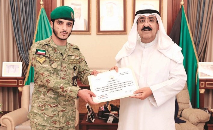 الشيخ مشعل الأحمد مكرما العريف جاسم فريج﻿