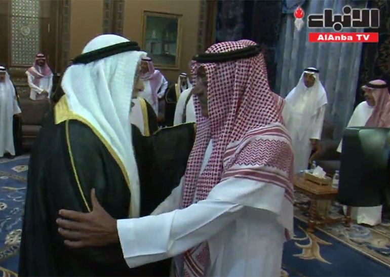 مبعوث سمو الأمير يقدم واجب العزاء إلى الأمير مقرن بن عبدالعزيز