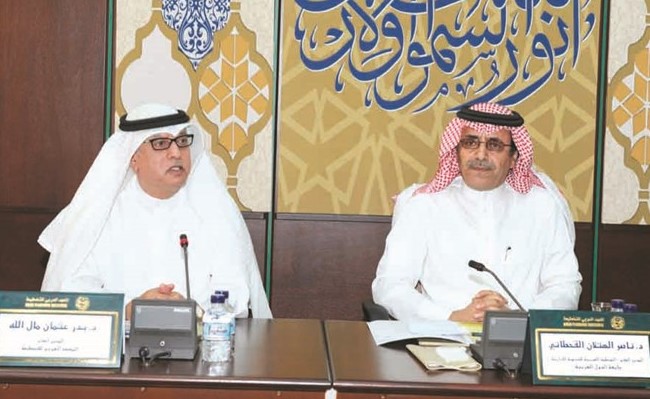د.ناصر القحطاني (يمين) أثناء الاجتماع﻿